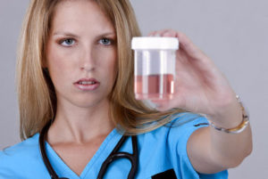 Розовая моча причины