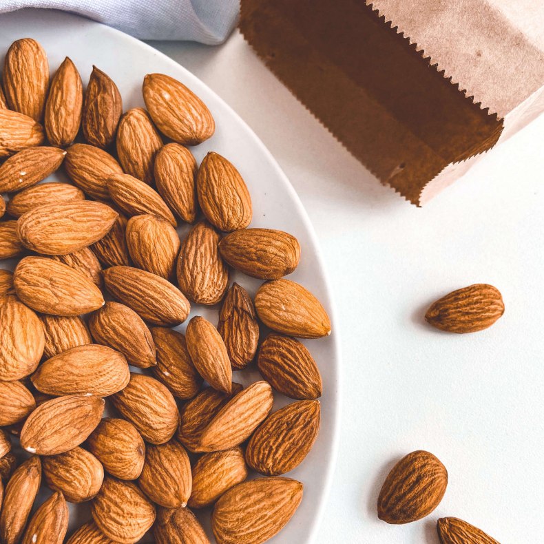 Миндаль: полезные свойства, вред и суточная норма потребления орехов, показания и противопоказания, калорийность