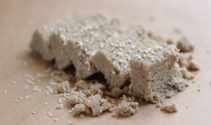 Тахинная халва: из чего делают, польза и вред для организма, калорийность