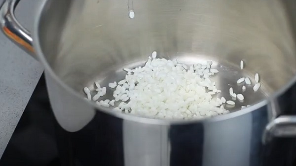 Рис в кастрюле