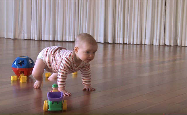 Ребенок ползает на четвереньках