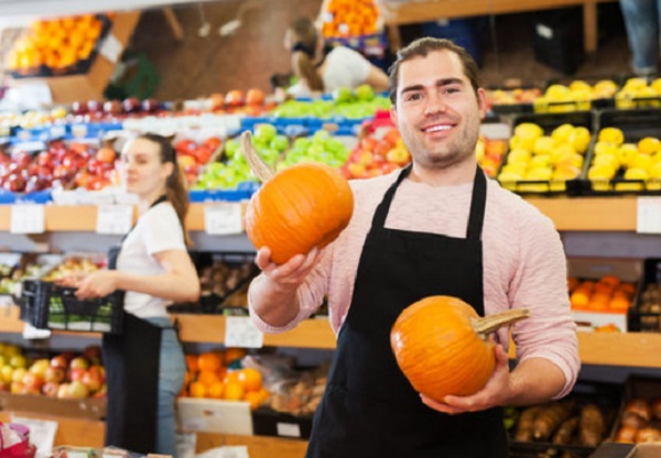 Мужчина с тыквами в руках