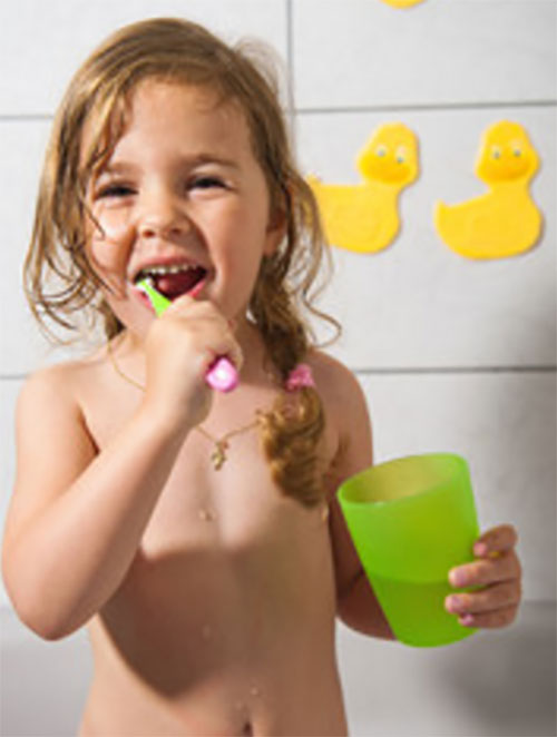 Девочка чистит зубы