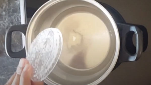 В воду насыпают желатин