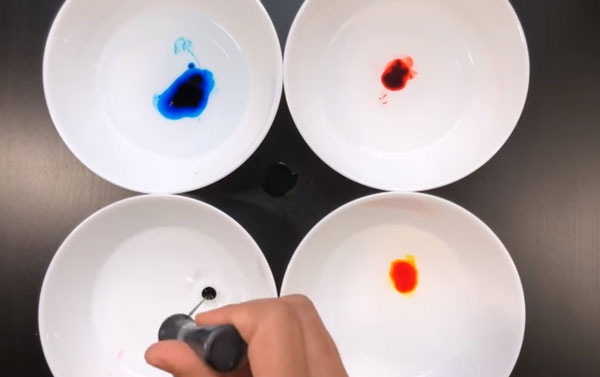 В каждую емкость добавляются красители