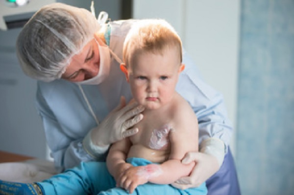 Ребенок с врачом