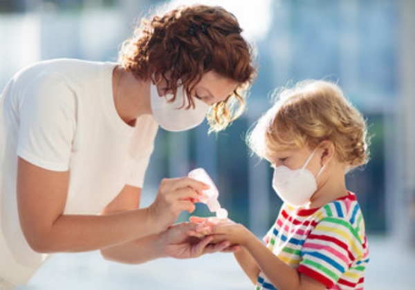 Мама и ребенок в масках