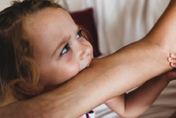 Девочка кусается