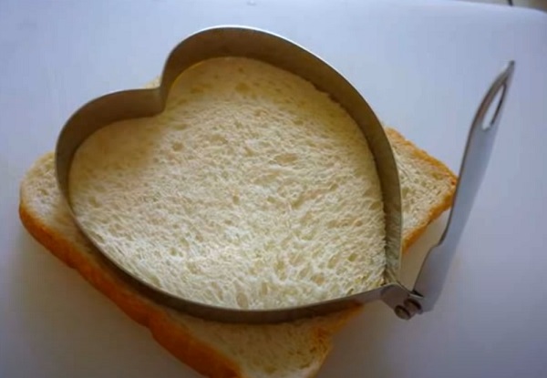 Вырезание сердца из хлеба