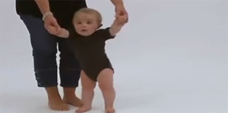 Ребенок стоит на ногах