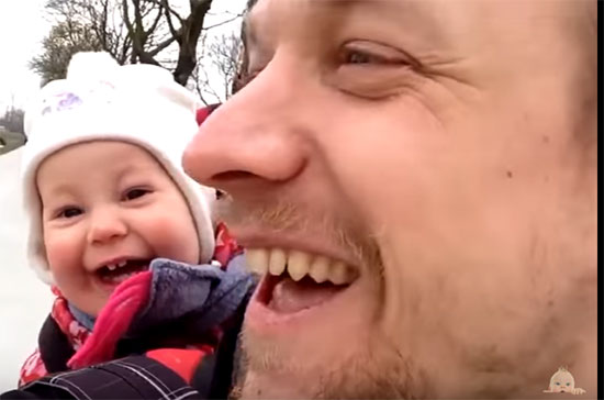 Малыш улыбается вместе с папой