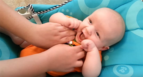 Мама играет с ребенком