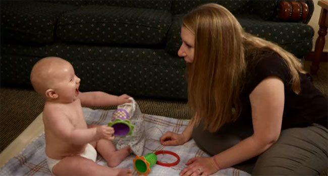 Шестимесячный ребенок играет