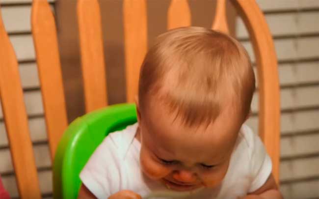 Малыш чихает