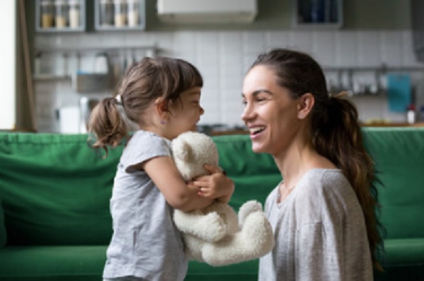 Мама разговаривает с дочкой