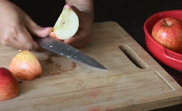 Вырезание сердцевины из яблока