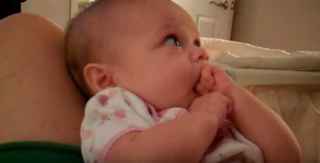 Руки во рту у малыша