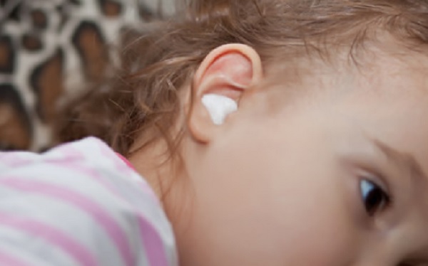 Девочке поставили ватный тампон в ухо