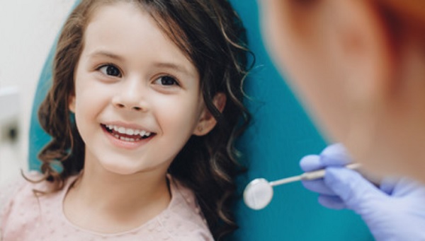 Девочка на приеме у стоматолога