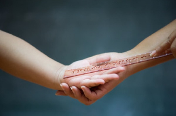 Учительница бьет ребенка линейкой по руке