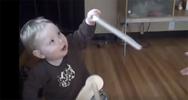 Ребенок держит книжку