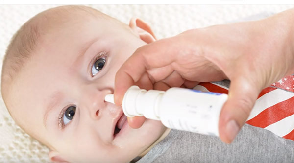 Грудному ребенку закапывают нос