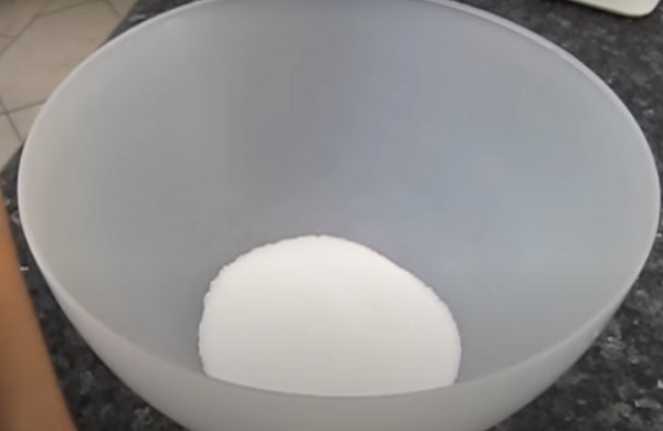 Сахар в миске