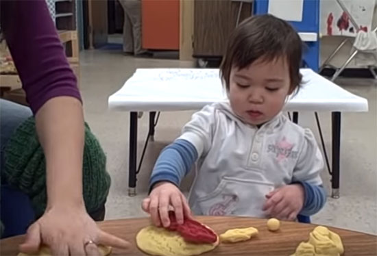 Двухгодовалый ребенок на кухне