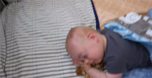 Ребенок в 10 месяцев спит
