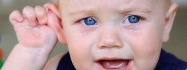 Ребенок ударился ухом и плачет