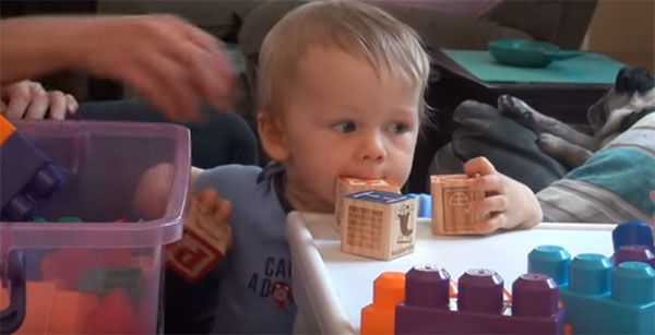 Ребенок играет