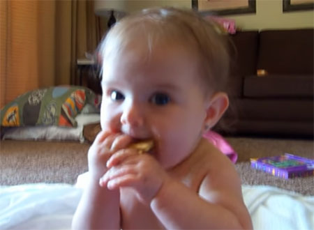 Грудничок ест печенье
