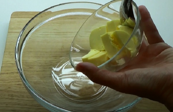 Перекладывание масла в миску