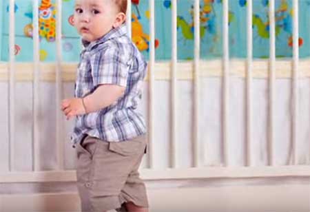 Ребенок ходит с опорой