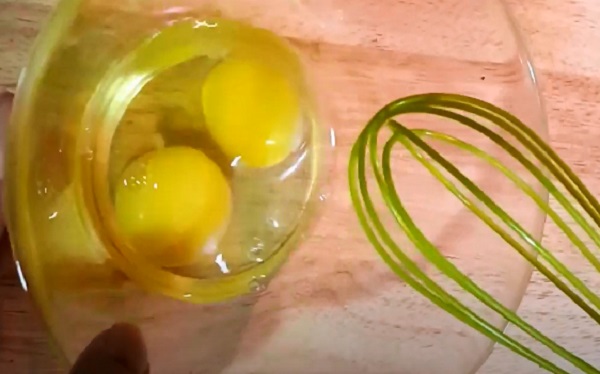 Яйца в миске