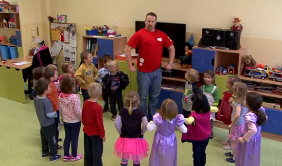 Игры в саду с детками