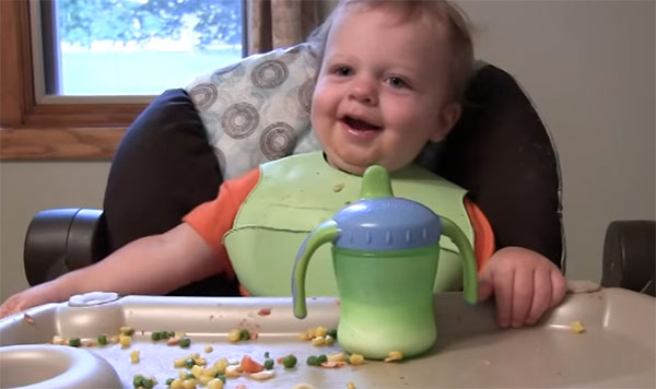 Ребенок кушает в 13 месяцев