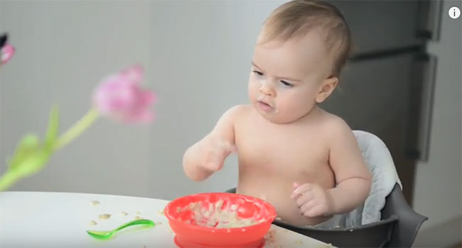 Ребенок ест овсяную кашу