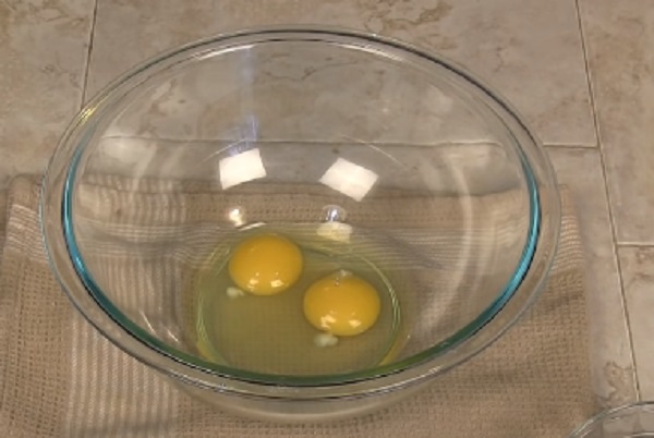 Разбитые яйца в миске