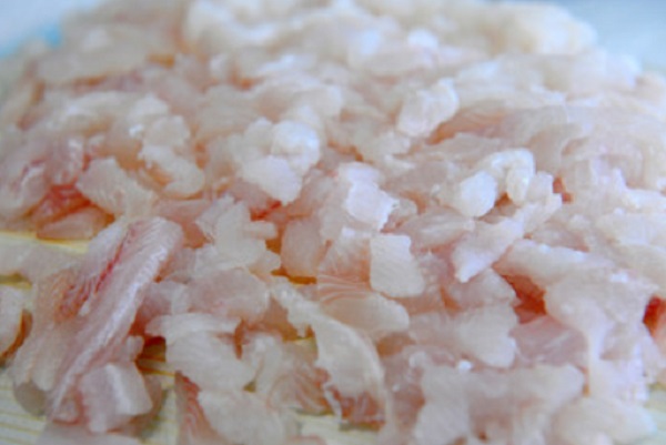 Рыбное филе, нарезанное кусочками