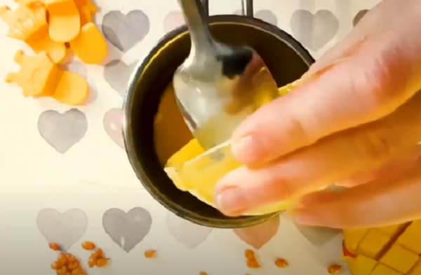 Выкладывание персикового пюре