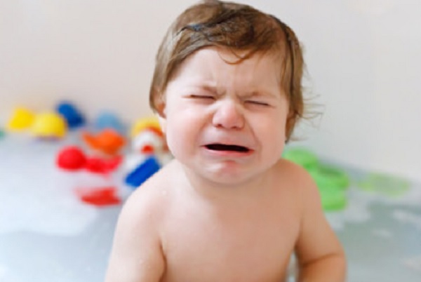 Ребенок в ванной. Он плачет