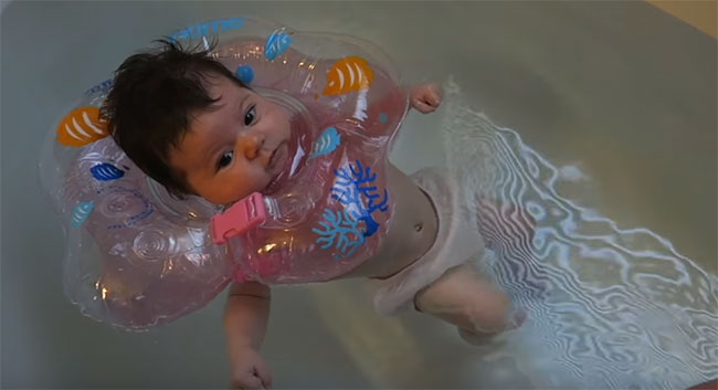 Ребенок купается с кругом