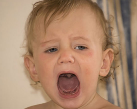 Малыш с открытым ртом