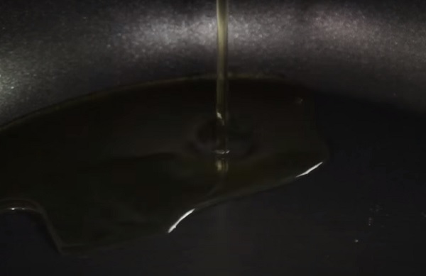 Наливание растительного масла в казанок