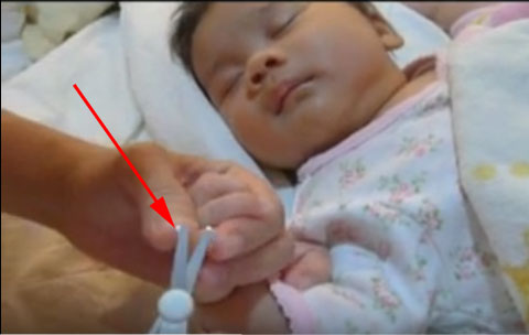 Подстригаем ногти спящему ребенку