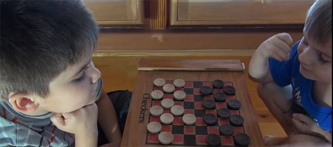 Ребенок играет в шашки