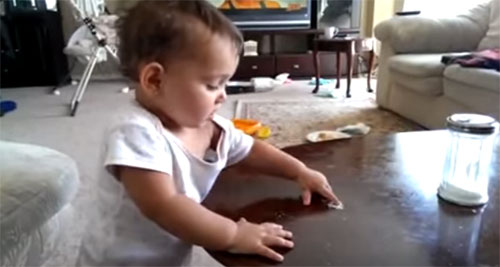 Ребенок ест сахар