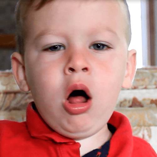 Мальчик кашляет