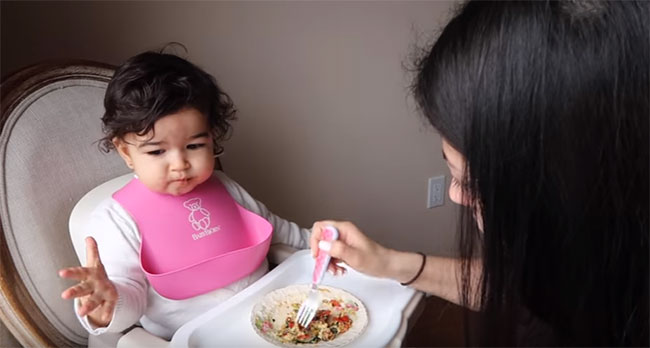 Малыш кушает